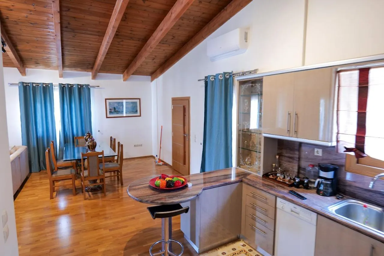 Royal 1967 Bed & Breakfast Himare 0*,  Albania