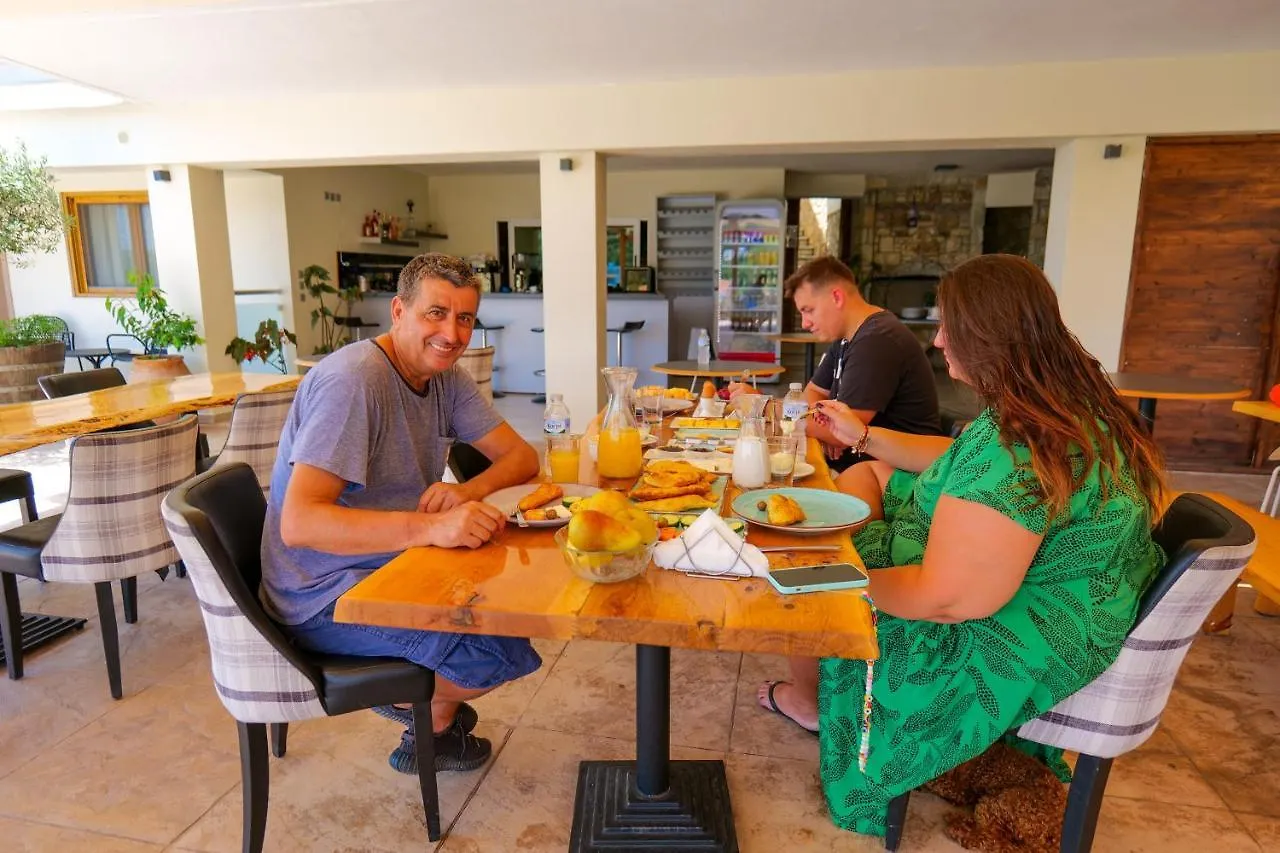 Royal 1967 Bed & Breakfast Himare